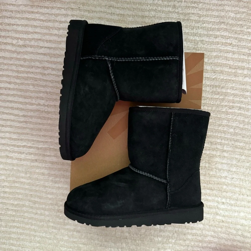 NWT Ugg kids Classic short boots